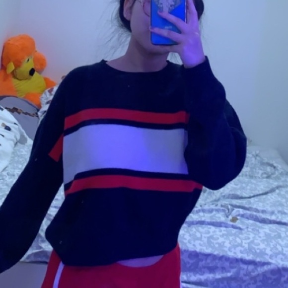 Forever 21 woman’s sweater - Picture 2 of 2